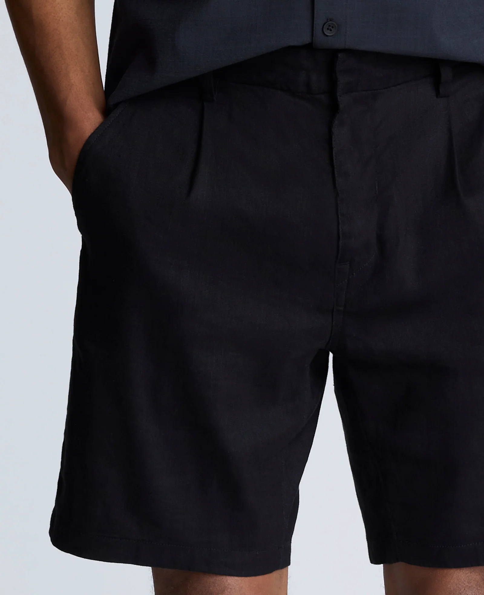 Performance Pleated Linen Short - Image 5